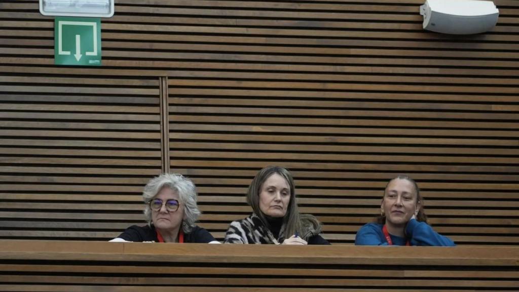 Víctimas de la dana durante el discurso de investidura de Pérez Llorca. Jorge Gil / Europa Press