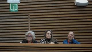 Víctimas de la dana durante el discurso de investidura de Pérez Llorca. Jorge Gil / Europa Press