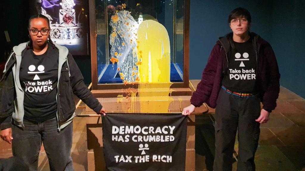 Activistas del grupo Take Back Power