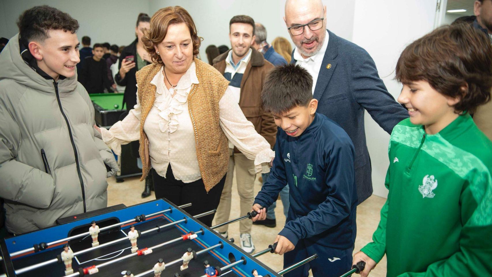Concecpión Cedillo y José Jaime Alonso junto a varios jóvenes de Fuensalida.
