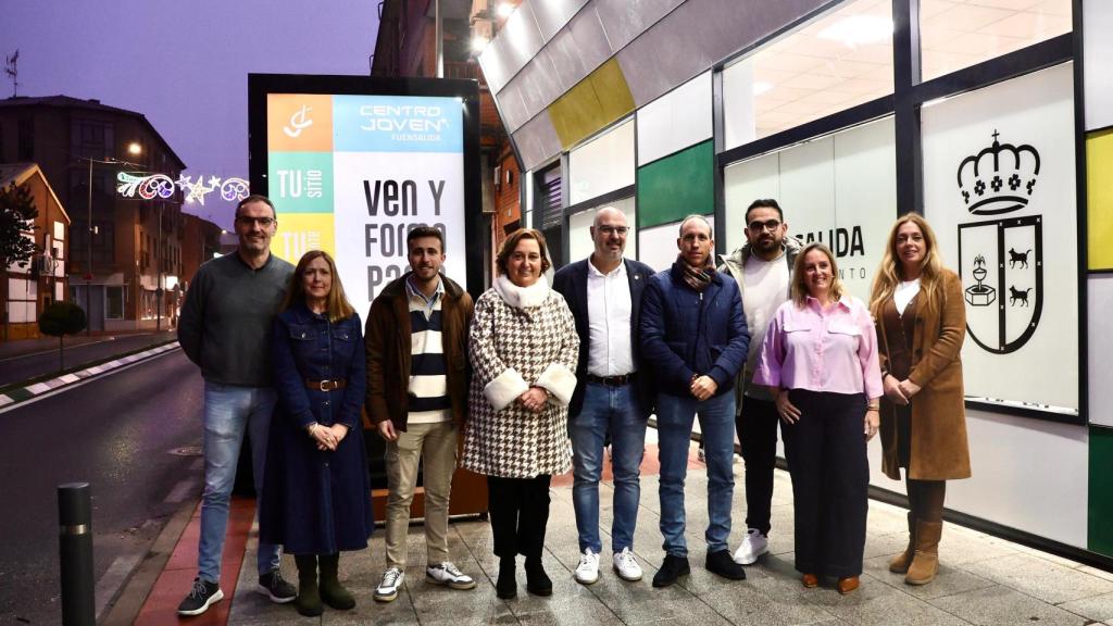 Las autoridades a las puertas del Centro Joven de Fuensalida.