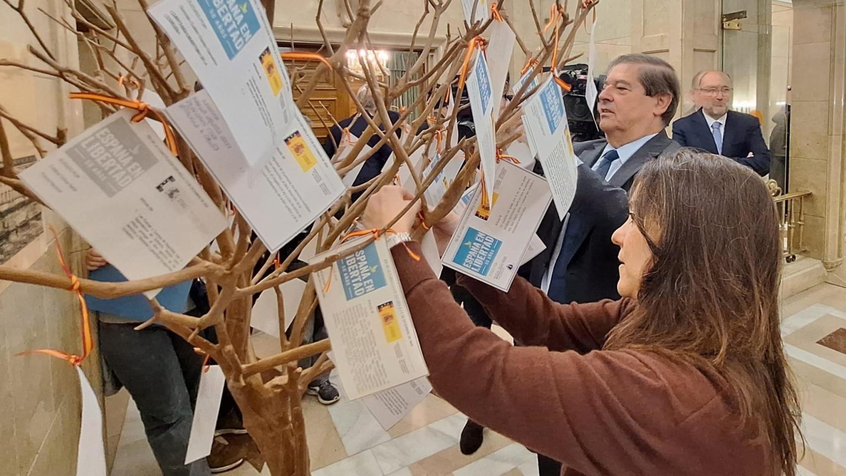 El subdelegado del Gobierno en A Coruña Julio Abalde y la alcaldesa Inés Rey en el acto por el Día de la Constitución en A Coruña.
