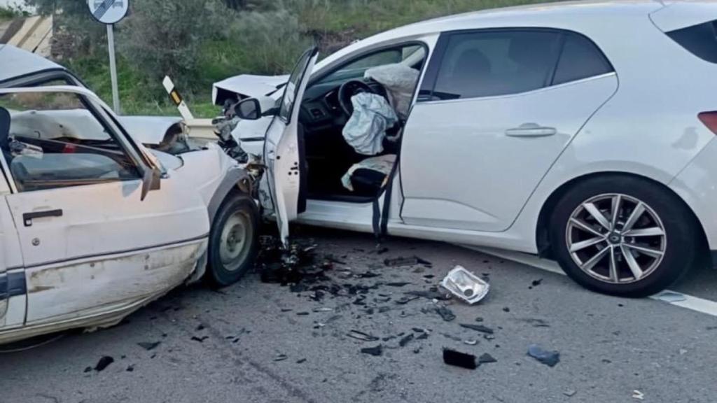 Un fallecido tras la colisión frontal de dos vehículos en Alcaucín