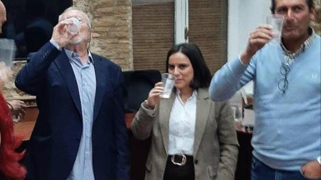 Bebiendo agua del grifo tras la reunión.