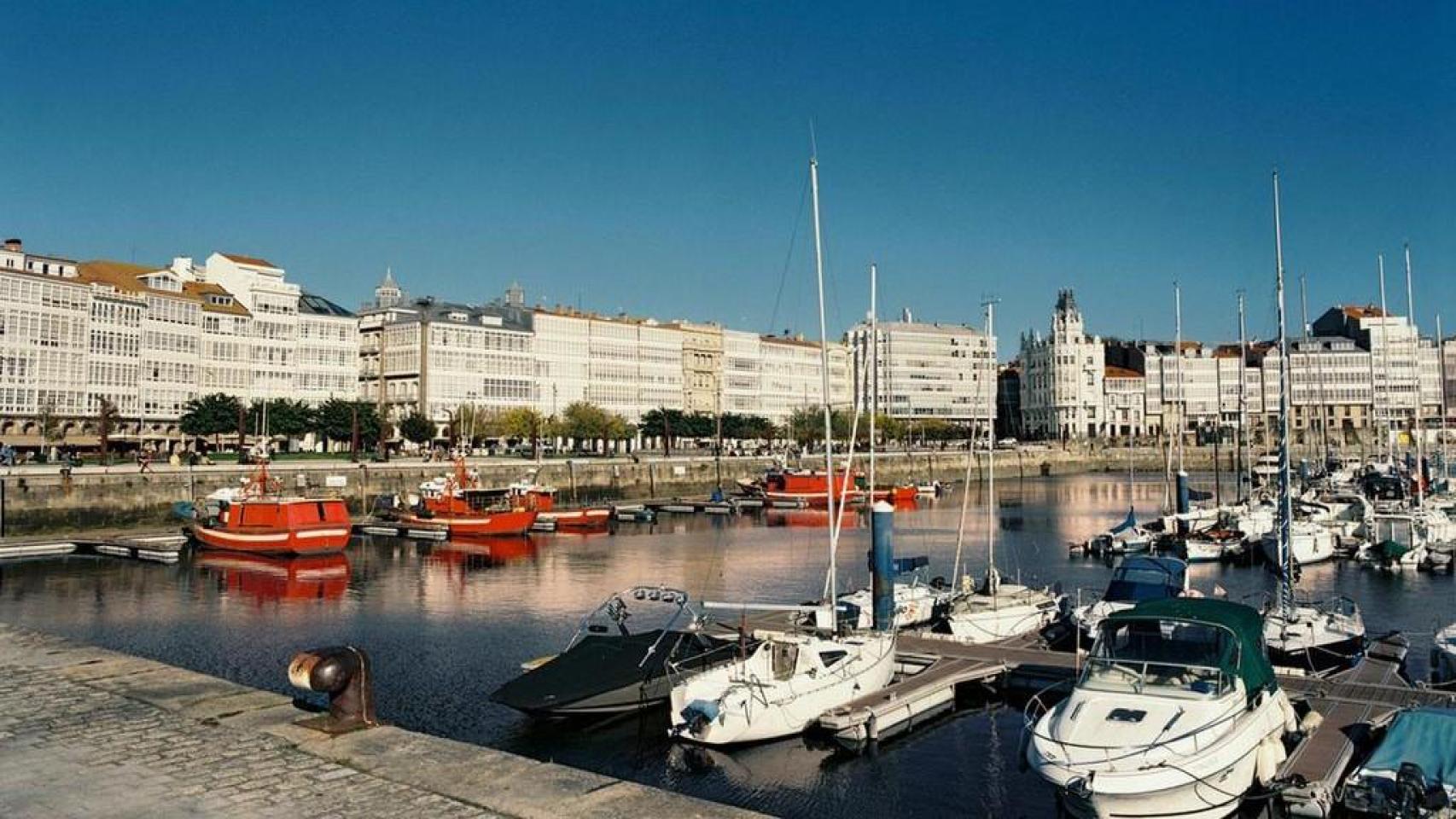 Portada de la 'travel guide' de A Coruña de Martiño Rivas para Zara