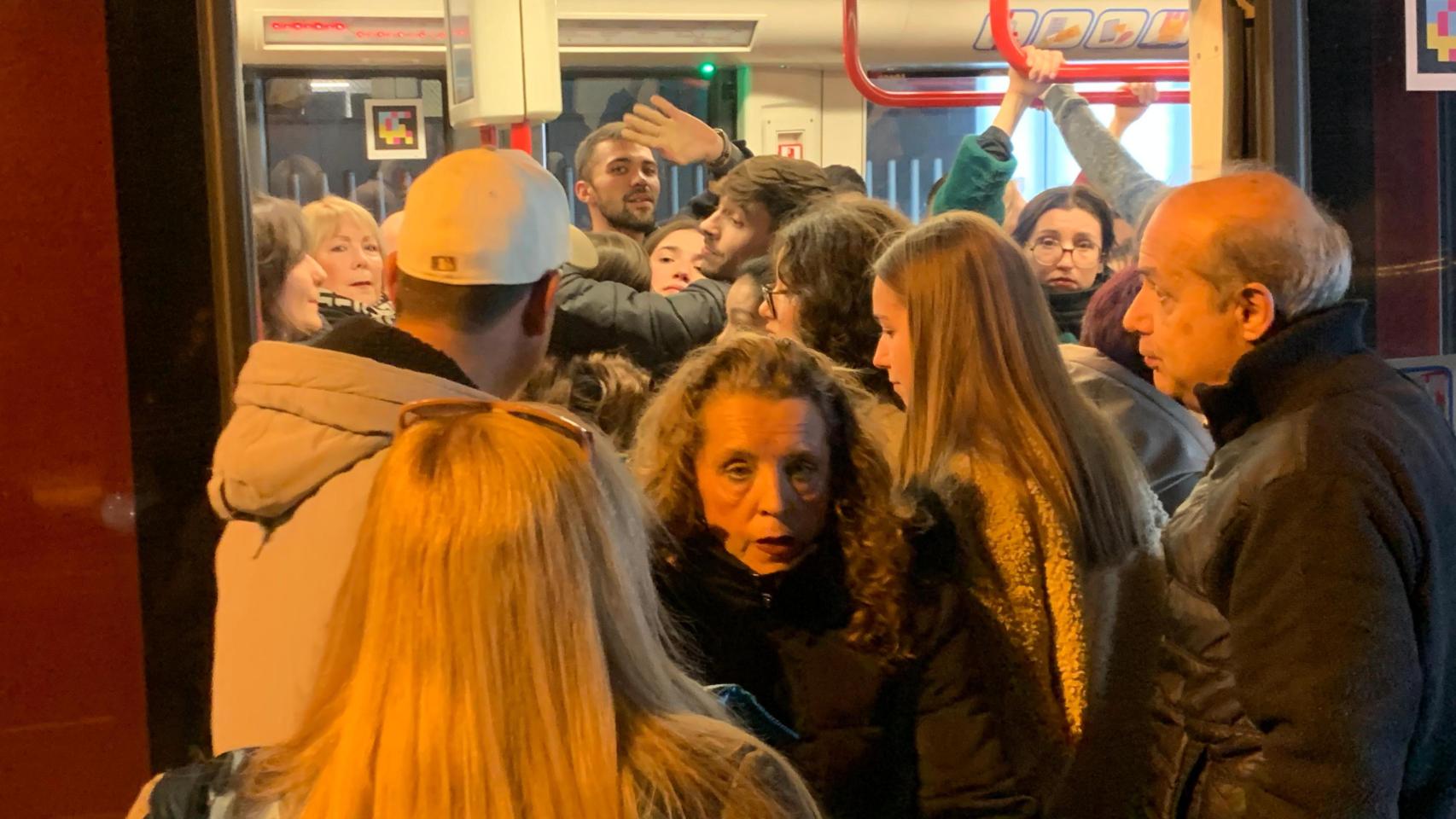 Interior de un convoy del tranvía en Zaragoza, este sábado, tras provocarse el corte en Valdespartera.