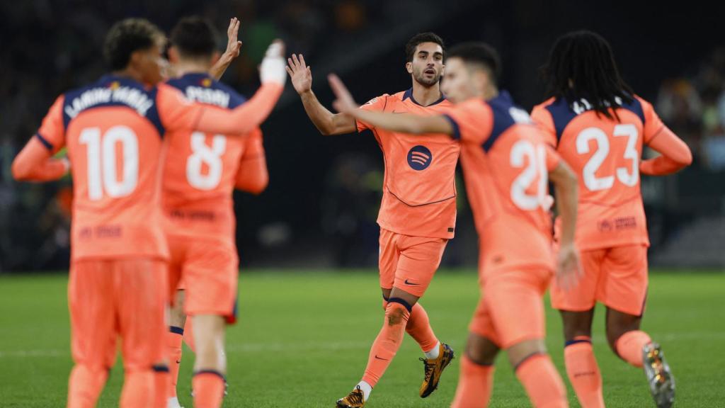Los jugadores del Barça celebran el segundo gol de Ferran Torres.