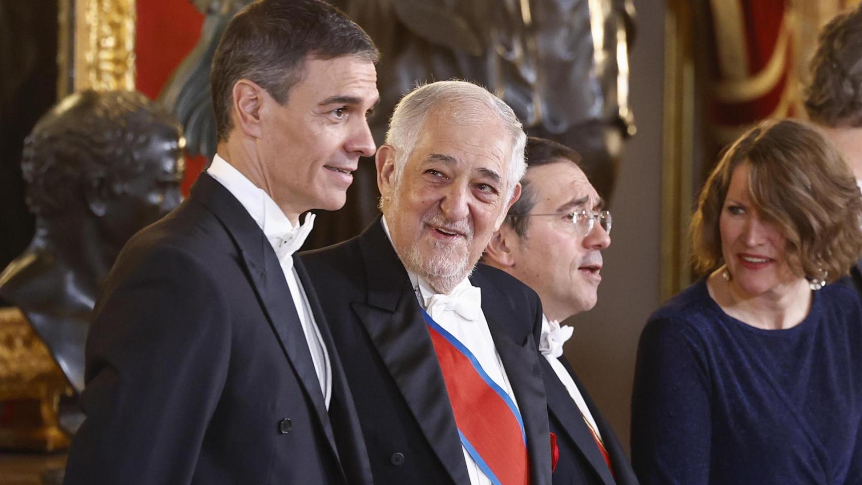 El presidente del Tribunal Constitucional, Cándido Conde-Pumpido, este sábado junto a Pedro Sánchez en el Congreso de los Diputados.