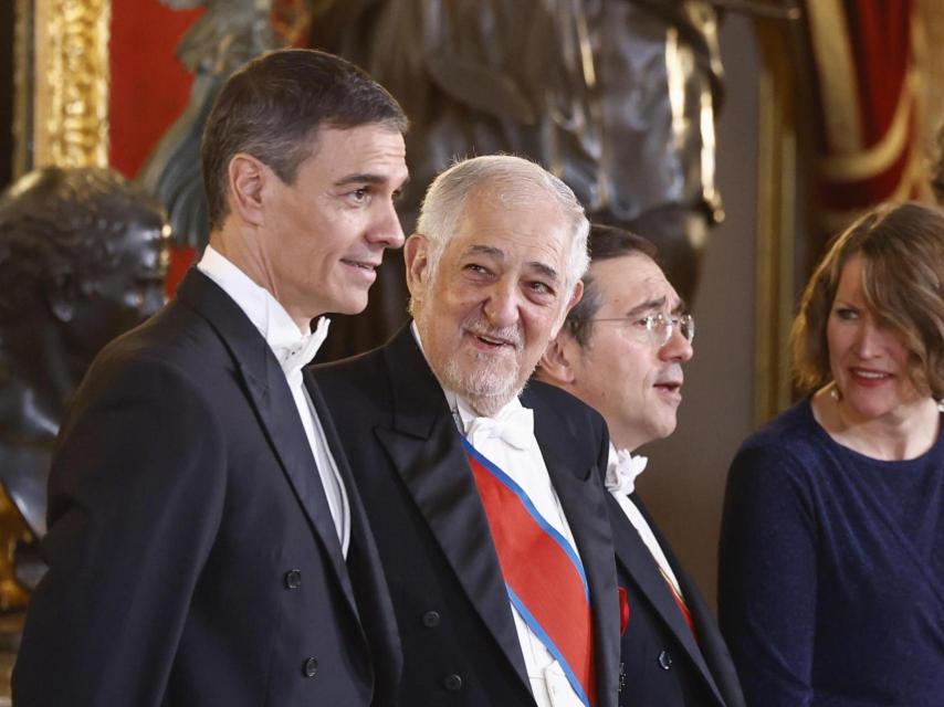 El presidente del Tribunal Constitucional, Cándido Conde-Pumpido, junto a Pedro Sánchez en el Congreso de los Diputados.
