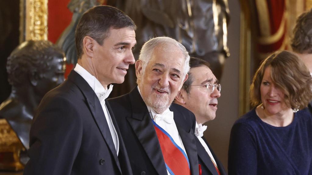 El presidente del Tribunal Constitucional, Cándido Conde-Pumpido, junto a Pedro Sánchez en el Congreso de los Diputados.