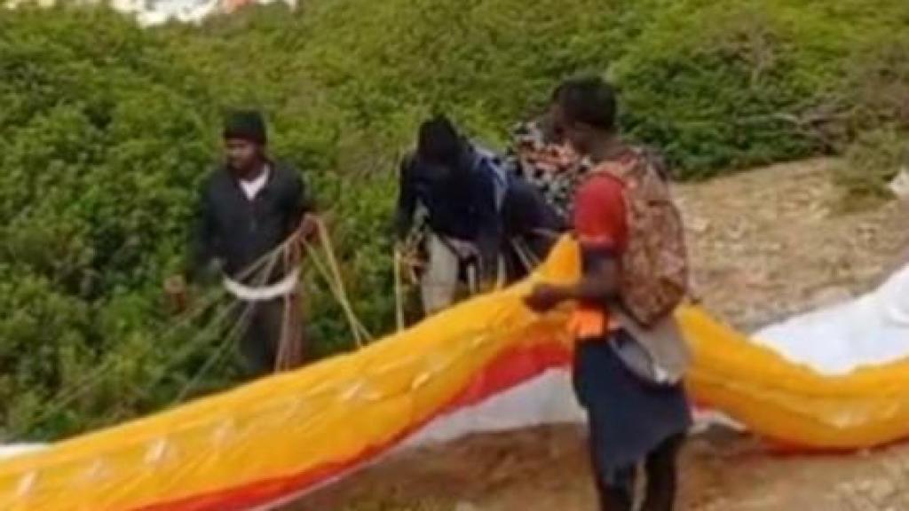 Jóvenes en parapente en el monte de Beliones (Marruecos).