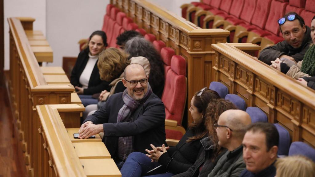Pablo Bellido en el salón de plenos junto a algunos de los visitantes.