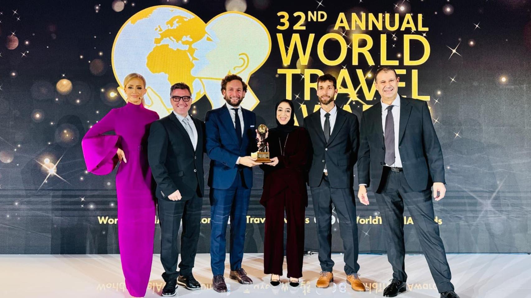 El presidente, Isaac Claver, el presidente de la Asociación de Turismo Activo, Eduardo Jubert, el diputado de turismo, Sergio Serra, el gerente de Tu Huesca, Fernando Blasco y la Ministra de Turismo de Barein, Fátima Al Sairafi.