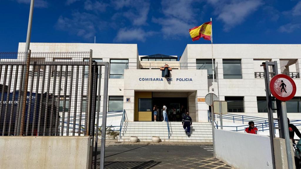 Exterior de la Comisaría de la Policía Nacional de Arrecife, este jueves.