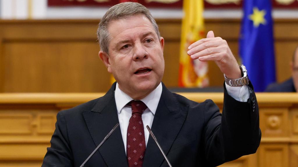 Imagen de archivo de Page en las Cortes de Castilla-La Mancha durante el acto institucional por la Constitución.