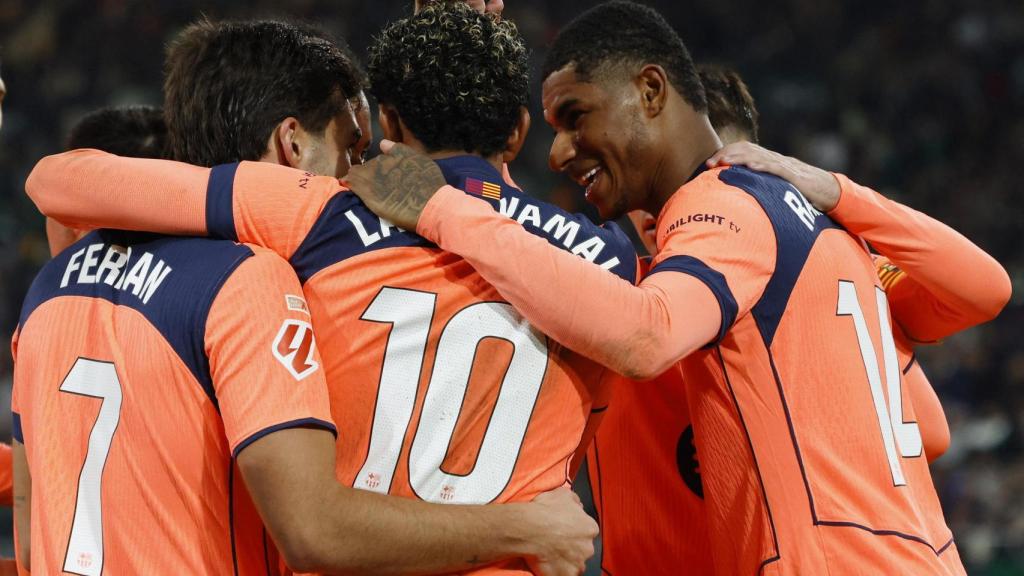 Los jugadores del Barça celebran el gol de Lamine Yamal ante el Betis.