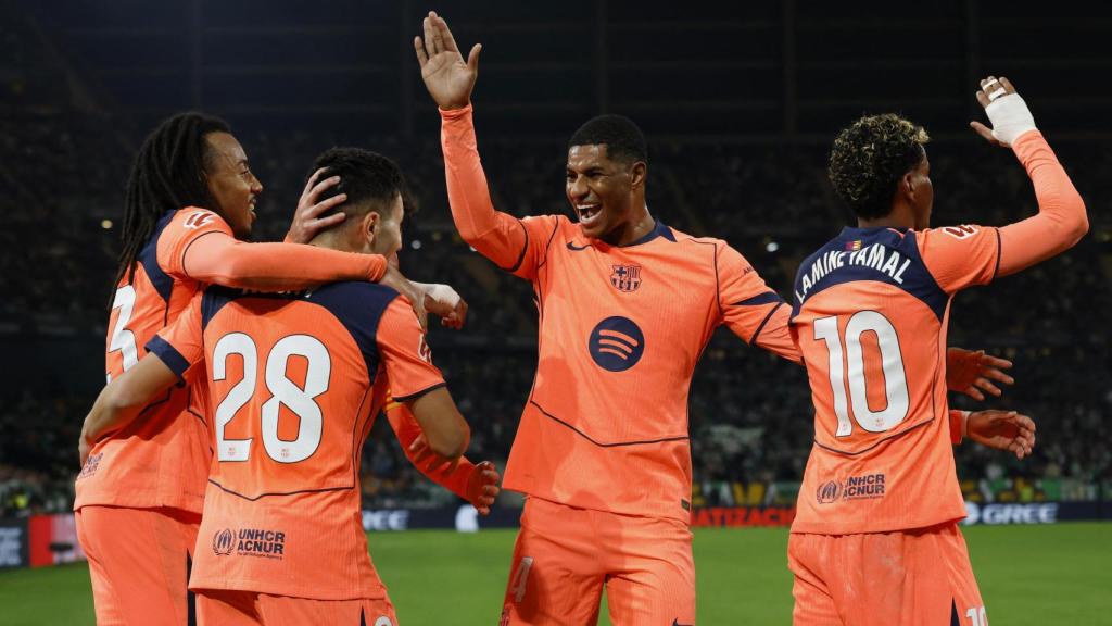 Los jugadores del Barça celebran el gol de Lamine ante el Betis.