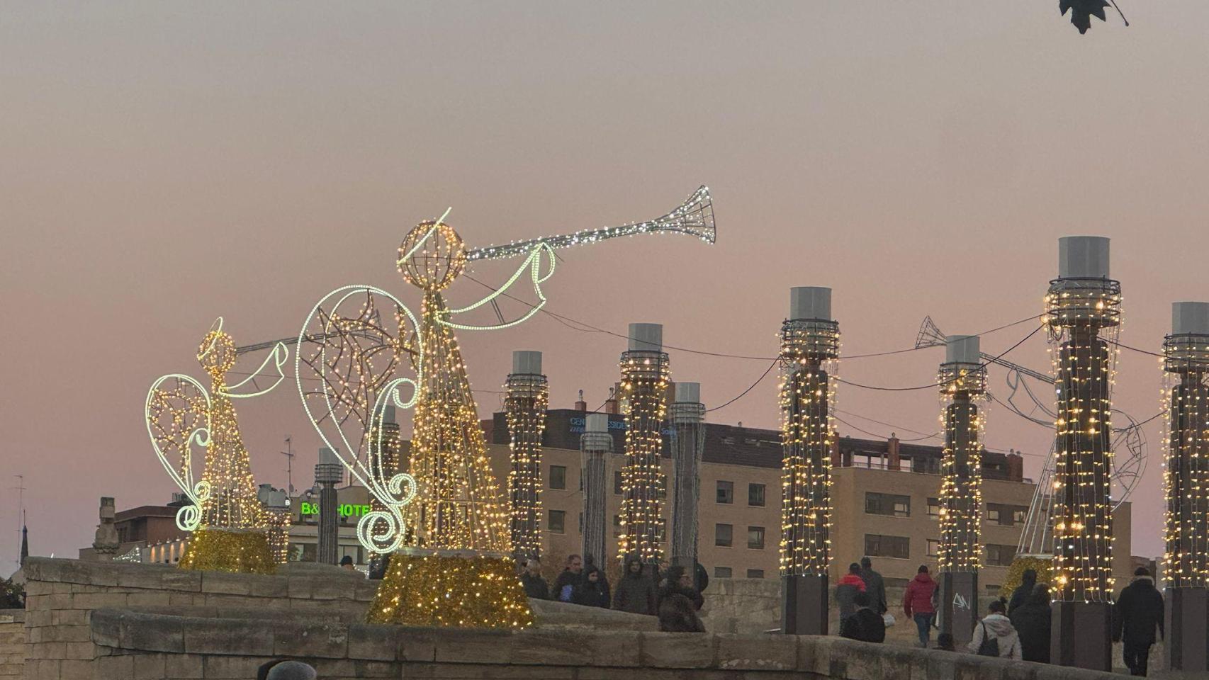 El puente de piedra en Zaragoza, con la decoración navideña.