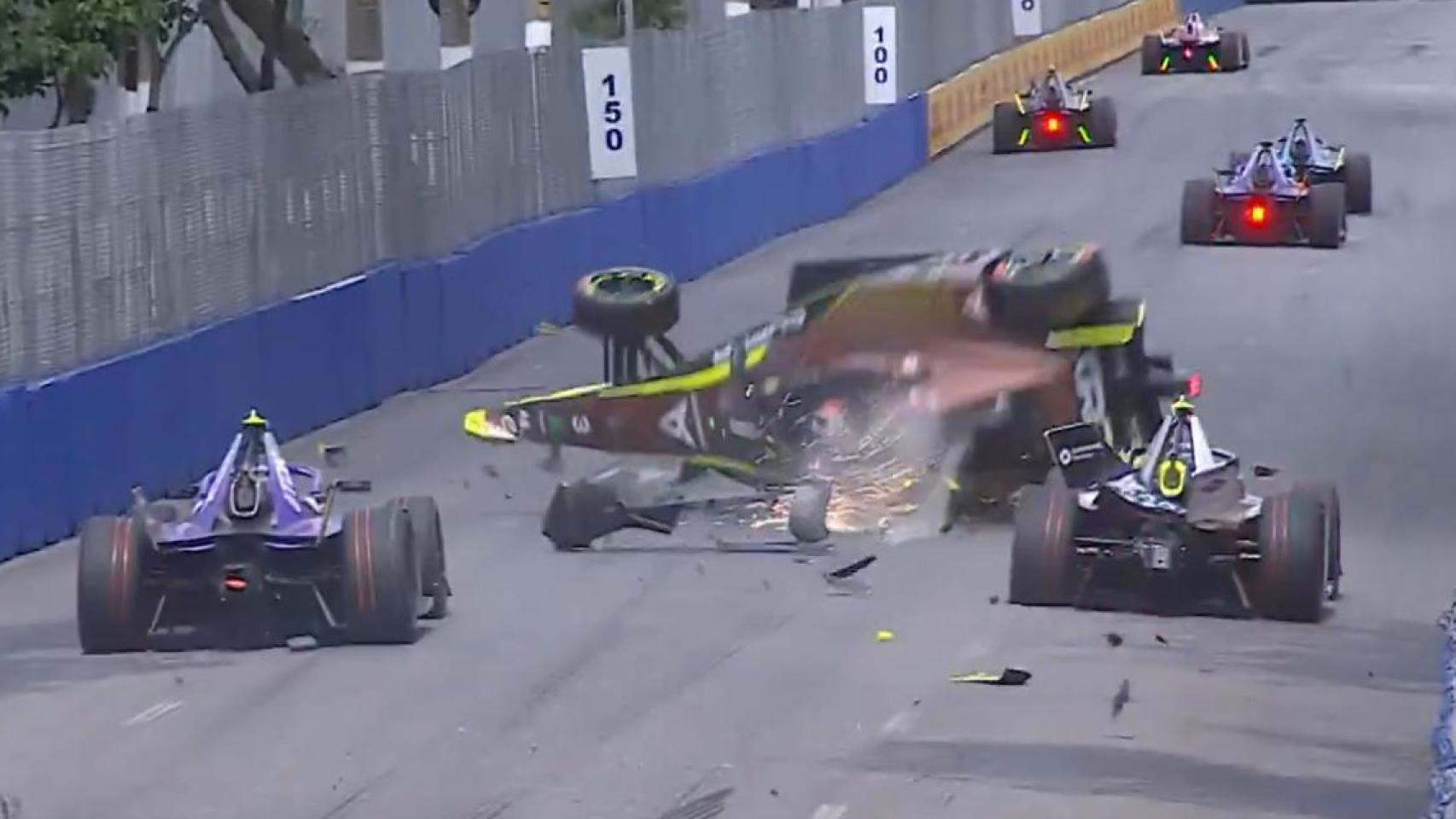 Pepe Martí embiste a dos rivales en su estreno en la Fórmula E.