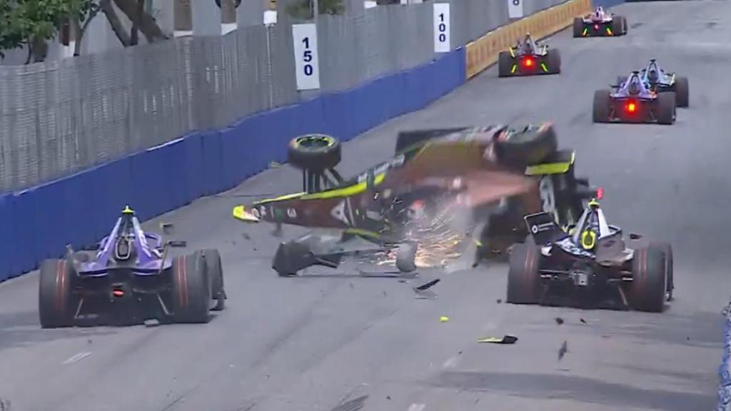 Pepe Martí embiste a dos rivales en su estreno en la Fórmula E.