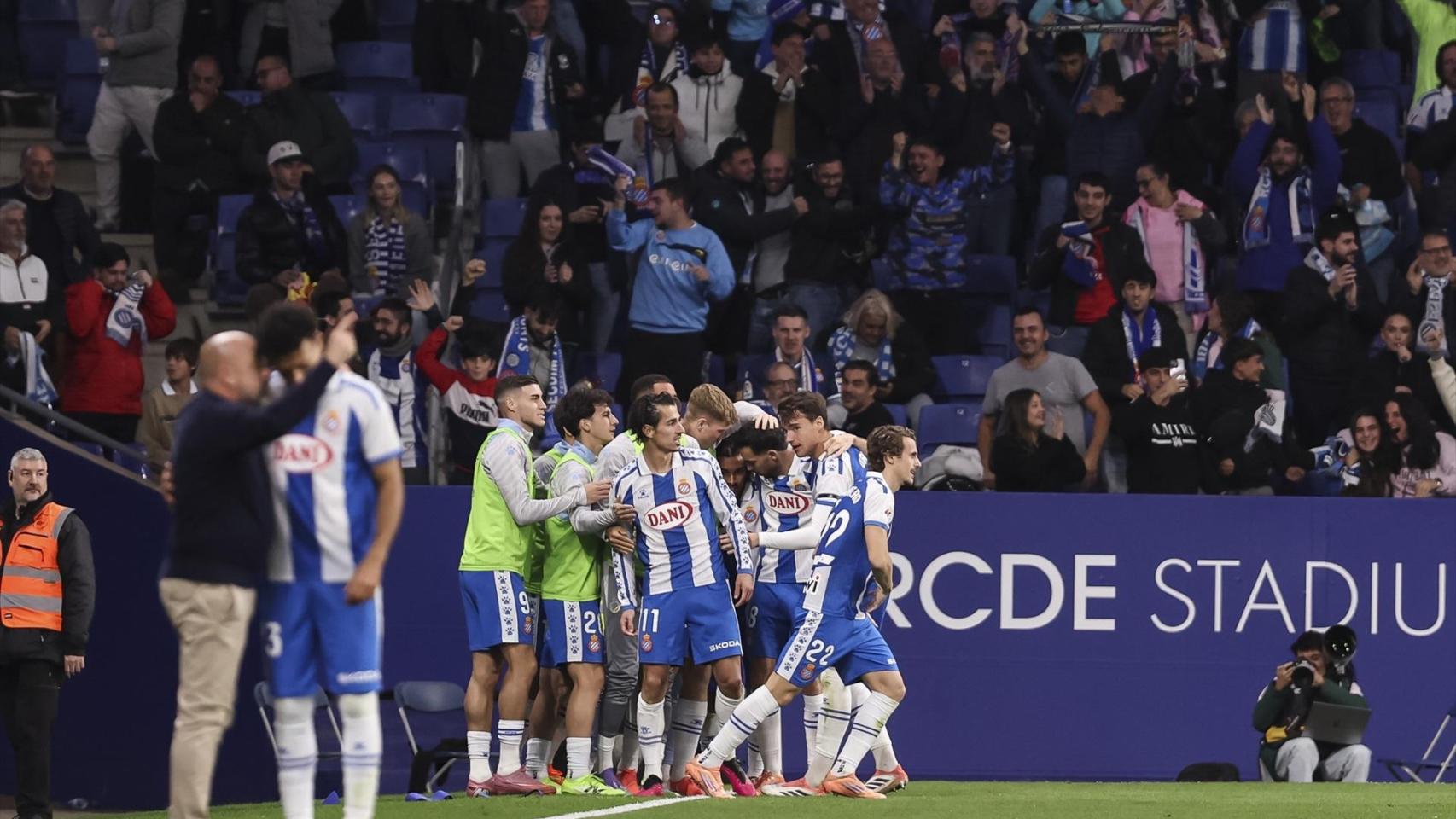 Los jugadores del RCD Espanyol celebran el gol de Pere Milla ante el Sevilla.