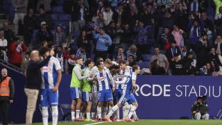 Los jugadores del RCD Espanyol celebran el gol de Pere Milla ante el Sevilla.