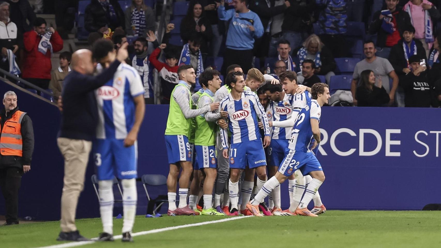 Los jugadores del RCD Espanyol celebran el gol de Pere Milla ante el Sevilla.