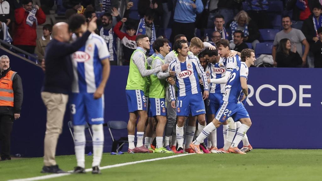 Los jugadores del RCD Espanyol celebran el gol de Pere Milla ante el Sevilla.