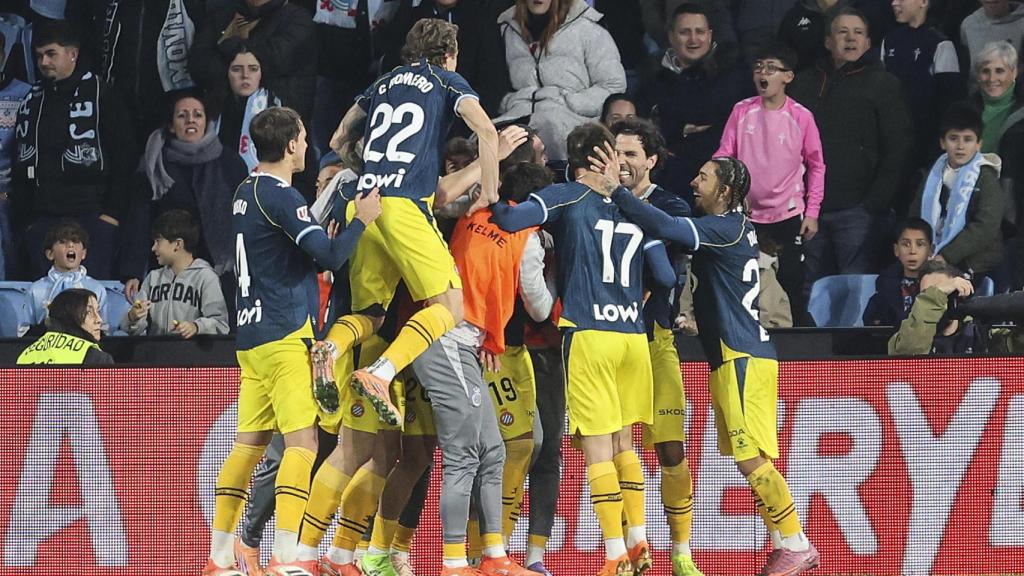 Los jugadores del Espanyol celebran el gol de Kike García ante el Celta.
