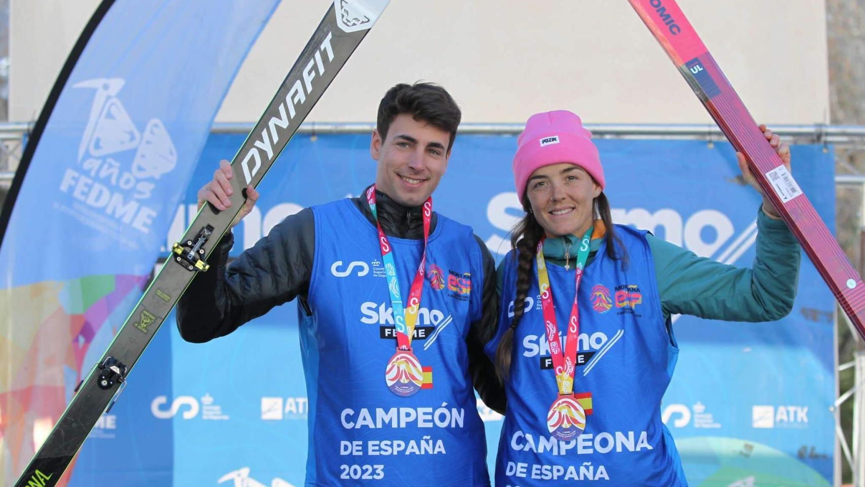 Oriol Cardona y Ana Alonso tras ganar en los Campeonatos de España de Esquí de Montaña en 2023.