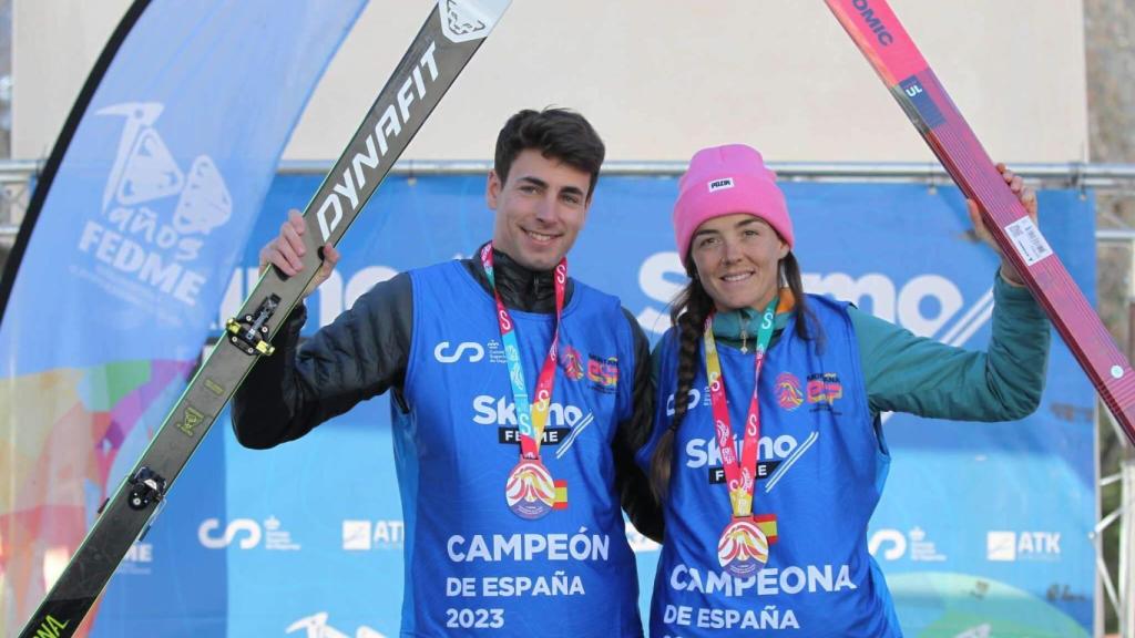 Oriol Cardona y Ana Alonso tras ganar en los Campeonatos de España de Esquí de Montaña en 2023.
