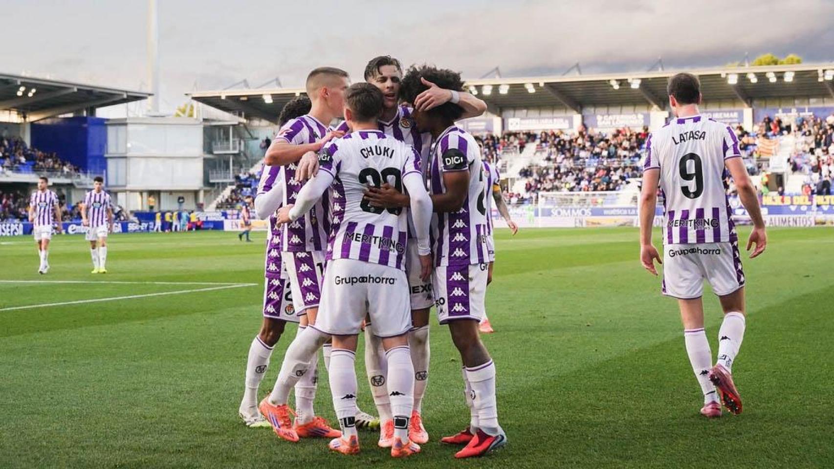 Los jugadores del Real Valladolid celebran uno de los goles en Huesca