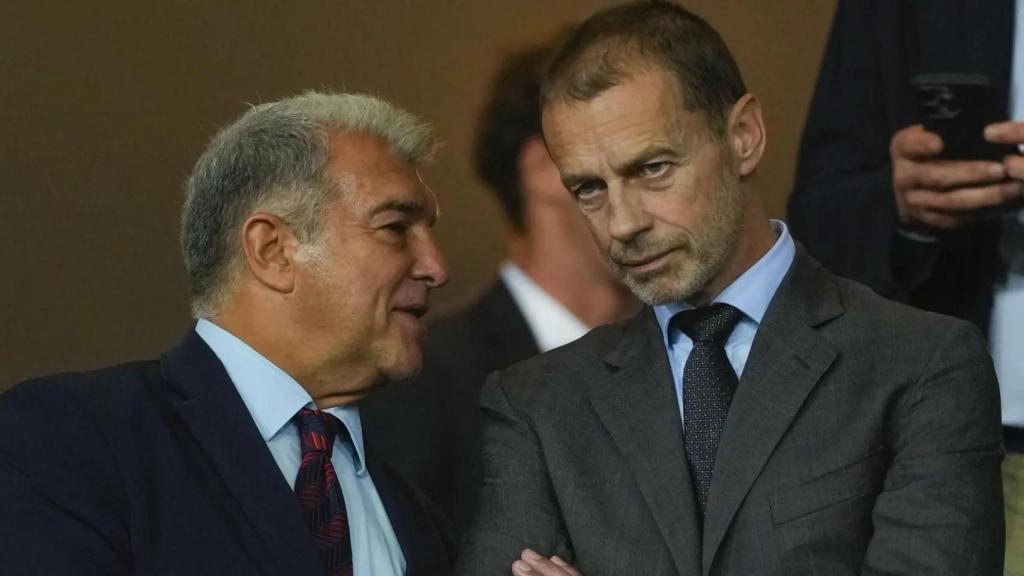 Joan Laporta habla con Aleksander Ceferin en el palco durante el Barça-PSG