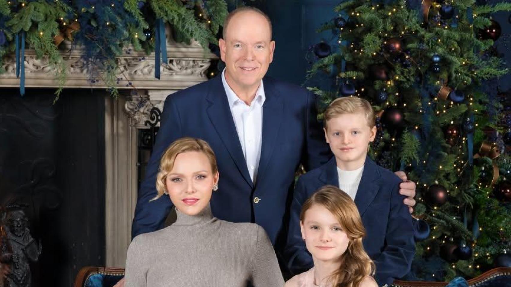 Alberto y Charlène de Mónaco, junto a sus hijos mellizos Jacques y Gabriela, en el posado familiar de Navidad.