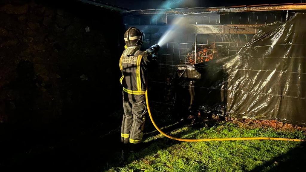 Los Bomberos de la Diputación de Zamora sofocando el fuego