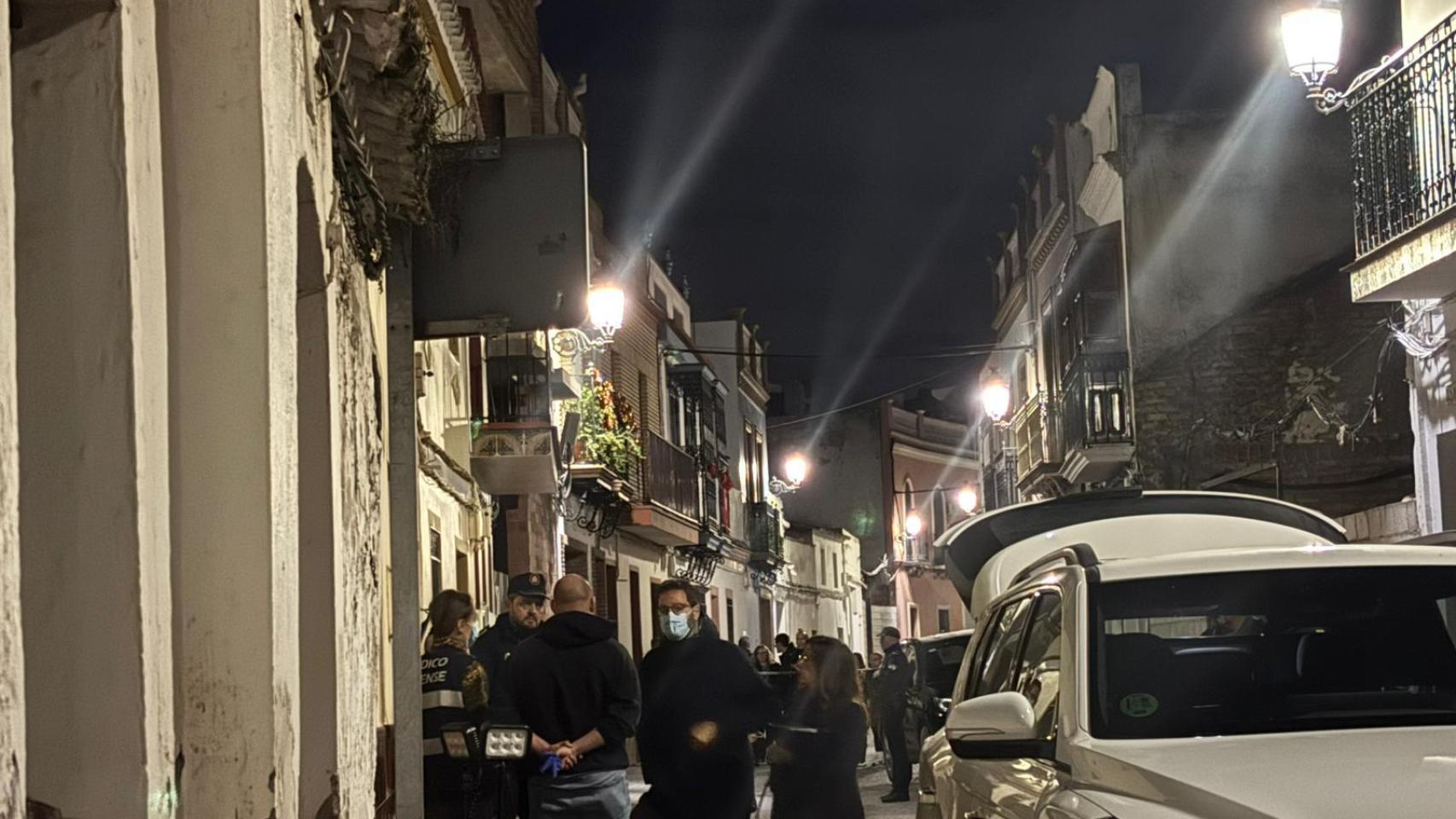 Agentes en la puerta de la casa donde ocurrió el suceso.