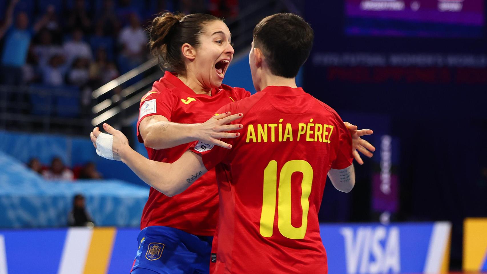 Ale de Paz celebra con Antía Pérez el gol marcado en la semifinal ante Argentina.