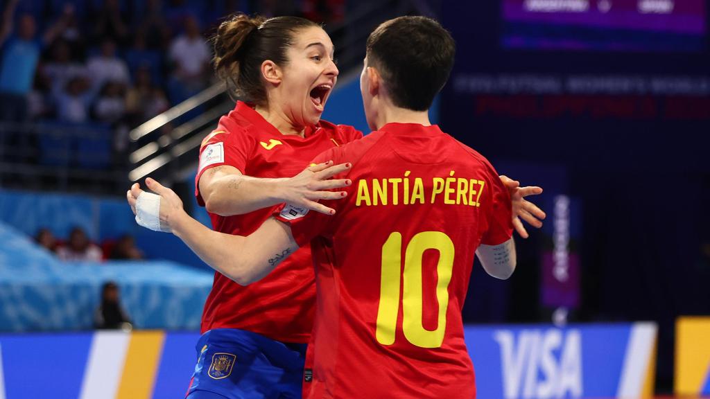 Ale de Paz celebra con Antía Pérez el gol marcado en la semifinal ante Argentina.