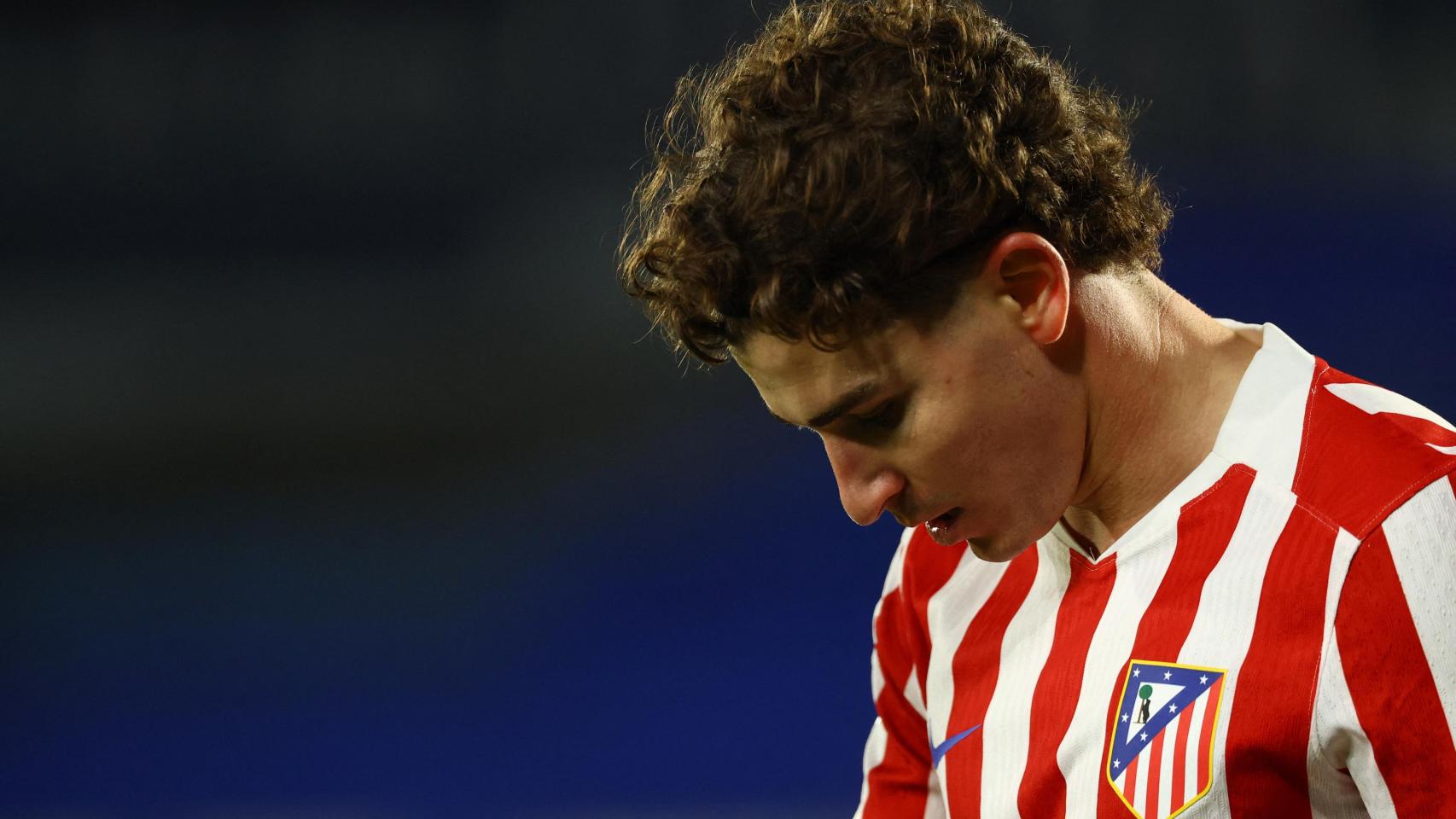 Julián Álvarez, cabizbajo durante el partido ante el Getafe en el Coliseum.