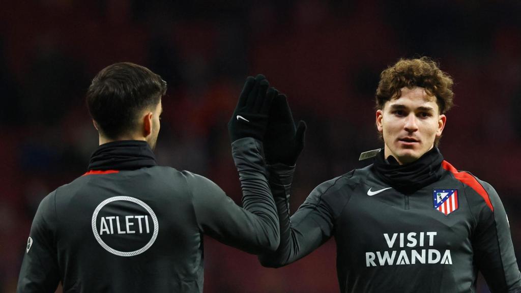 Julián Álvarez se saluda con Álex Baena en el calentamiento previo al partido contra el Inter de Milán.