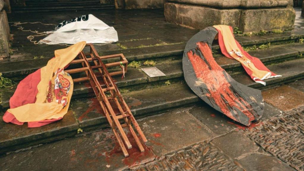 Las banderas de España robadas y uno de los cuernos arrancados al último toro de Osborne del País Vasco, derribado por Ernai.