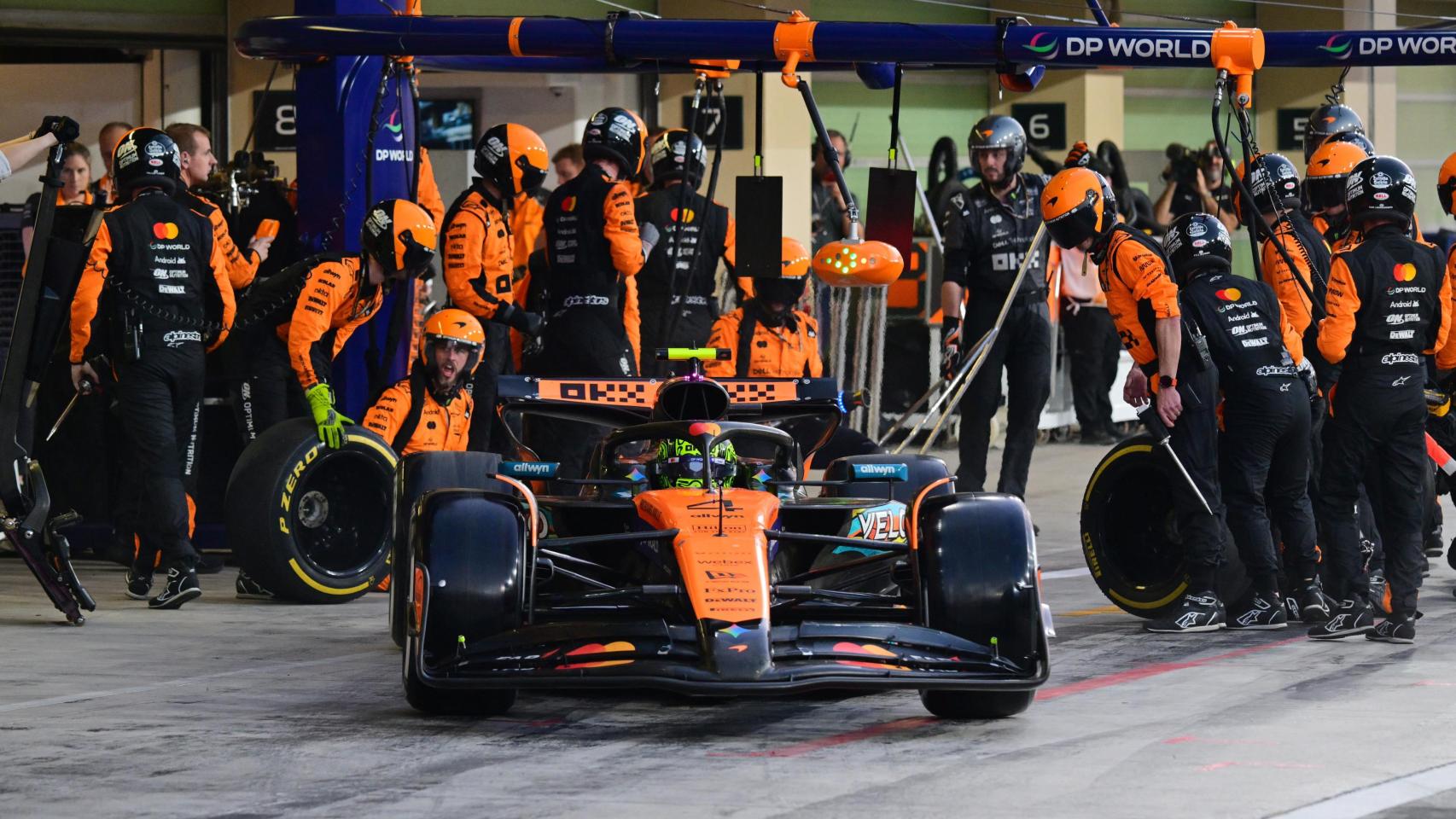 Parada de Lando Norris durante la carrera.