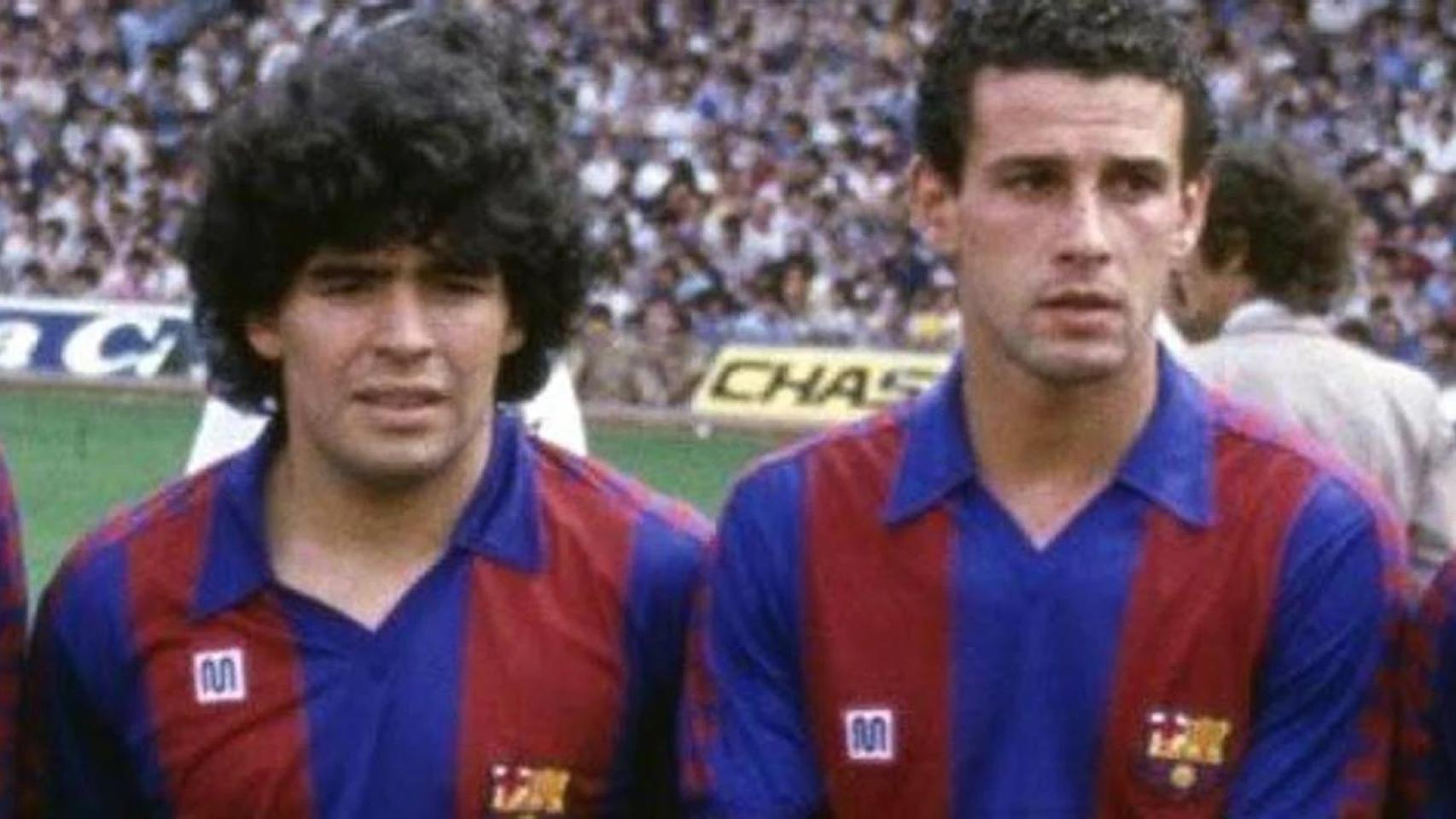 Julio Alberto, con Maradona en un partido de fútbol con el Barça.