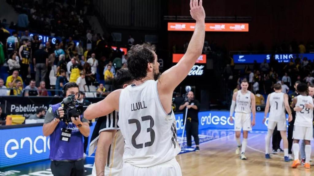 Llull celebra el triunfo del Real Madrid ante el Tenerife.