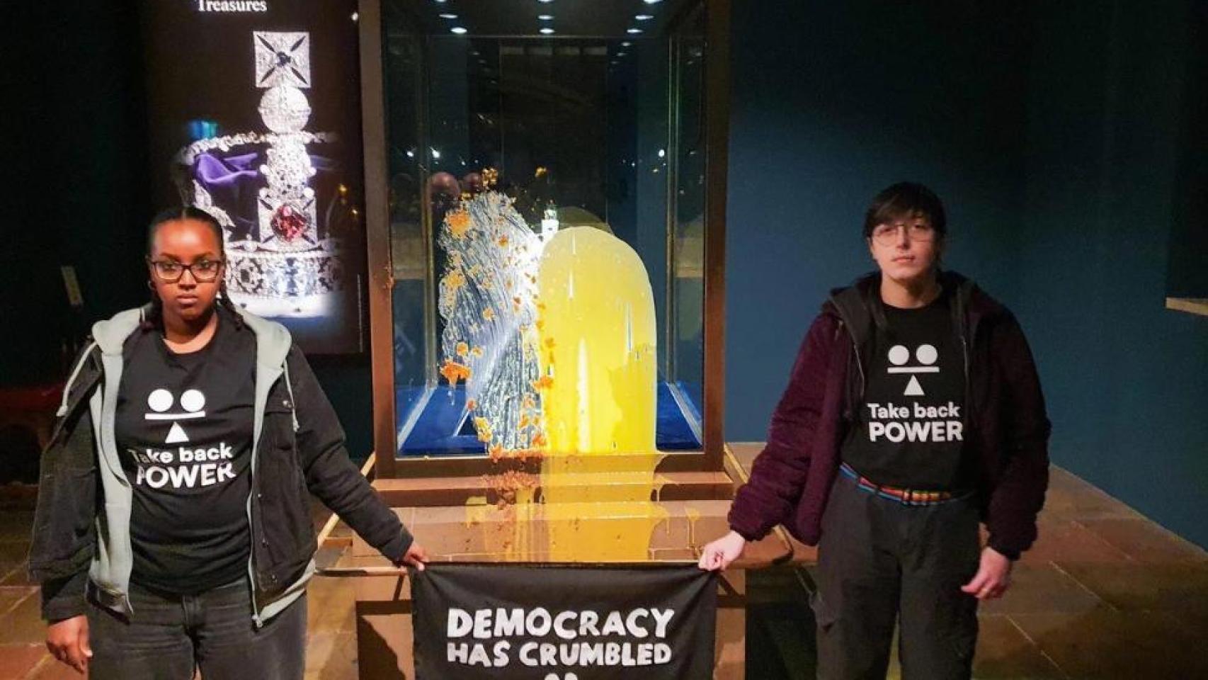 Miembros del grupo Take Back Power después de atacar las reliquias de la Corona británica.