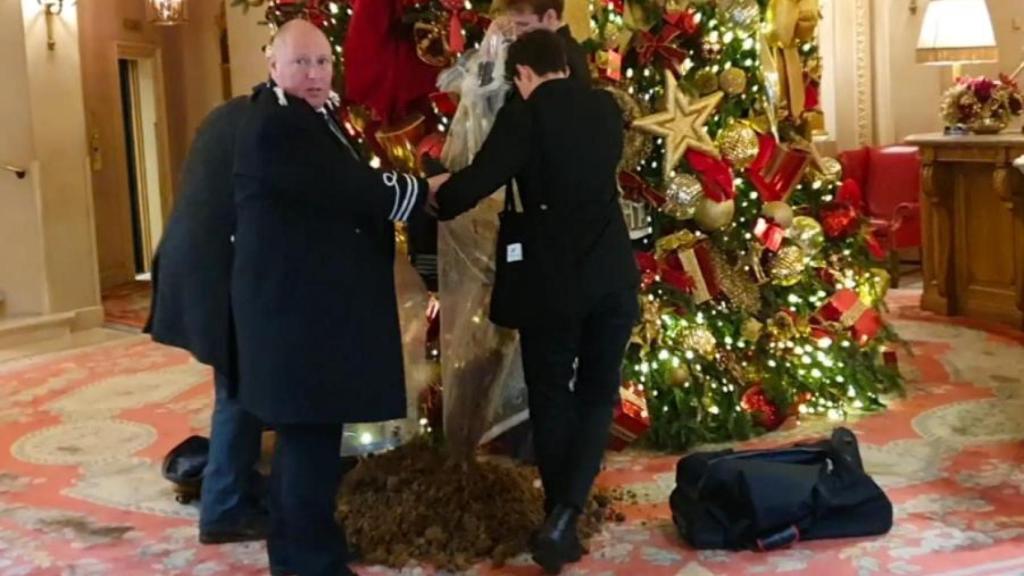 Los trabajadores del hotel Ritz de Londres retirando la basura del árbol de Navidad.