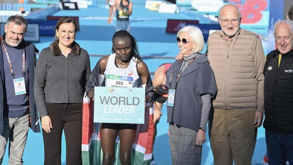 A la izquierda, el vicepresidente segundo del Gobierno valenciano, José Díez. EE