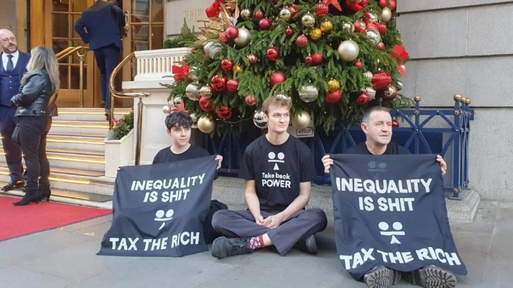 Miembros del colectivo en la puerta del hotel Ritz de Londres.