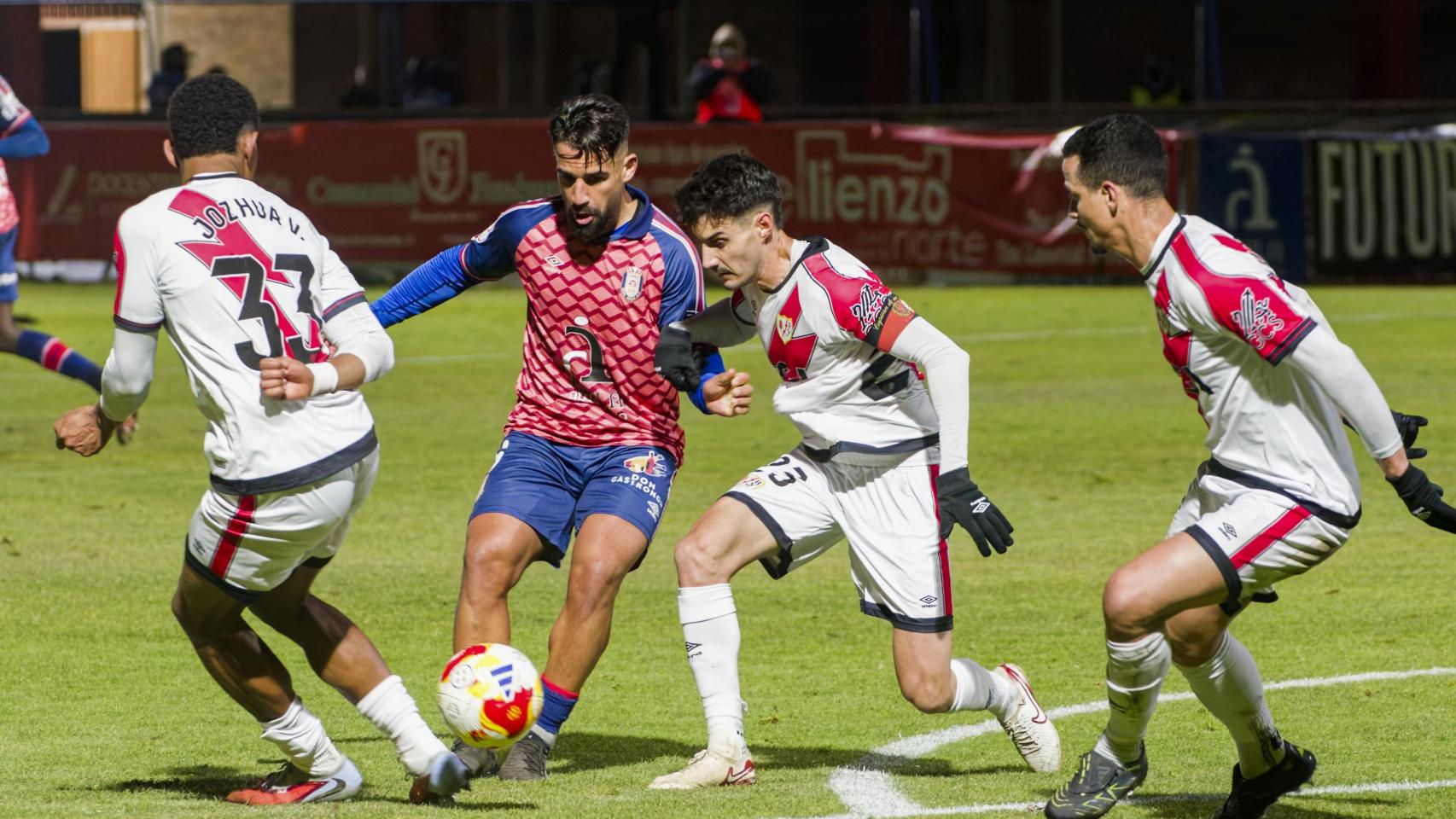 Un momento del partido de Copa del Rey entre el Real Ávila y el Rayo Vallecano.