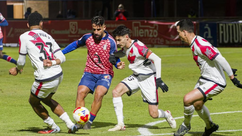 Un momento del partido de Copa del Rey entre el Real Ávila y el Rayo Vallecano.